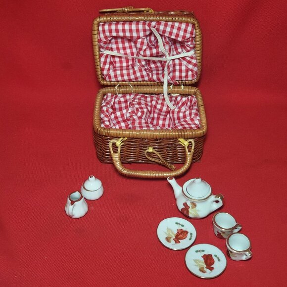 VTG Miniature Doll 9 Piece Angel Tea Set in Lined Wicker Picnic Basket - Picture 4 of 13